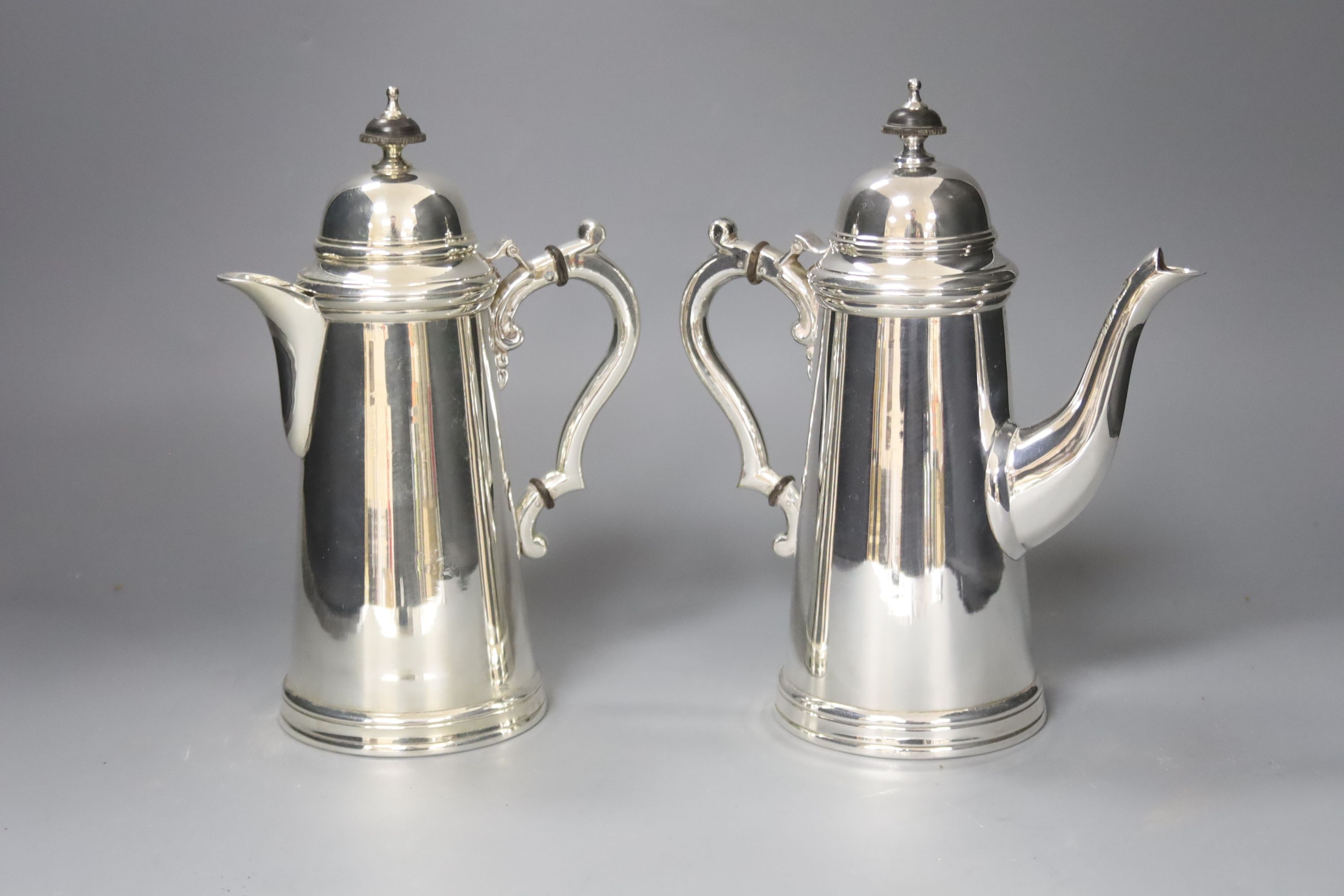 A quantity of plated items including cased dessert bowl and servers, cafe au lait pair and cased items, coasters, wine coaster and pair of condiments